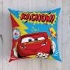 Pernuță decorativă Disney pentru copii cu Fulger McQueen din filmul Cars, în culori roșu, galben și albastru, dimensiune 40x40 cm, cu desene animate detaliate și text Kachow.