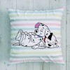 Pernuță decorativă Disney pentru copii cu Dalmațieni, în culori alb, roz, verde, albastru și galben, dimensiune 40x40 cm, cu desene animate detaliate și dungi colorate.