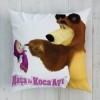 Pernuță decorativă Disney pentru copii cu Masha și Ursul, în culori galben, maro și roz, dimensiune 40x40 cm, cu desene animate detaliate și motive florale.