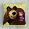 Pernuță decorativă Disney pentru copii cu Masha și Ursul, în culori galben, maro și roz, dimensiune 40x40 cm, cu desene animate detaliate și motive florale.
