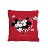 Pernuta decorativa Minnie & Mickey Amour, 40x40 cm, bumbac 100%, imprimeu roșu cu Minnie și Mickey într-o inimă.