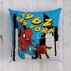 Pernuță decorativă Disney pentru copii cu Spider-Man, în culori albastru, roșu și negru, dimensiune 40x40 cm, cu desene animate detaliate și elemente grafice.