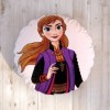 Pernuță decorativă rotundă Disney pentru copii cu Elsa din filmul Frozen, în culori albastru deschis, alb și roz, diametru 40 cm, cu desene animate detaliate.