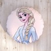 Pernuță decorativă rotundă Disney pentru copii cu Elsa din filmul Frozen, în culori albastru deschis, alb și roz, diametru 40 cm, cu desene animate detaliate.