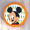 Pernuță decorativă rotundă Disney pentru copii cu Minnie Mouse, în culori roz, negru și alb, diametru 40 cm, cu desene animate detaliate și fundal cu buline.