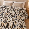 Pilota de iarna din finet 200x220 cm, model Animal print cu pete negre si maro-ocru pe fond crem, Ralex Pucioasa