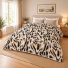 Pilota de iarna din finet 200x220 cm, model Animal print cu pete negre si maro-ocru pe fond crem, Ralex Pucioasa
