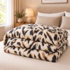 Pilota de iarna din finet 200x220 cm, model Animal print cu pete negre si maro-ocru pe fond crem, Ralex Pucioasa