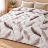Pilota de iarna din finet 200x220 cm, cu pene maro si taupe pe fond alb, Ralex Pucioasa