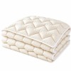 Pilota pufoasa matlasata alb fildes 200x220 cm Ralex Pucioasa, cu model in zigzag si paspoal alb, asezata pe pat matrimonial