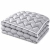Pilota pufoasa matlasata gri deschis 200x220 cm Ralex Pucioasa, cu model in zigzag si paspoal alb, asezata pe pat matrimonial