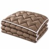 Pilota pufoasa matlasata maro cappuccino 200x220 cm Ralex Pucioasa, cu model in zigzag si paspoal alb, asezata pe pat matrimonial