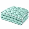 Pilota pufoasa matlasata verde menta 200x220 cm Ralex Pucioasa, cu model in zigzag si paspoal alb, asezata pe pat matrimonial