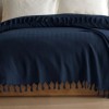 Pled Berlino Albastru 200x220cm din bumbac reciclat, cu ciucuri groși, așezat pe pat dublu