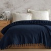Pled Berlino Albastru 200x220cm din bumbac reciclat, cu ciucuri groși, așezat pe pat dublu