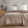 Pled Berlino Bej 200x220cm din bumbac reciclat, cu ciucuri groși, așezat pe pat dublu