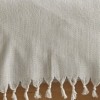 Pled Berlino ecru 200x220cm din bumbac reciclat, cu ciucuri groși, așezat pe pat dublu