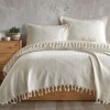 Pled Berlino ecru 200x220cm din bumbac reciclat, cu ciucuri groși, așezat pe pat dublu