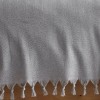 Pled Berlino Gri Deschis 200x220cm din bumbac reciclat, cu ciucuri groși, așezat pe pat dublu