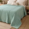 Pled waffle verde salvie din bumbac 100%, 220x240 cm, cu textura gofrata geometrica