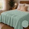 Pled waffle verde salvie din bumbac 100%, 240x260 cm, cu textura gofrata geometrica