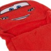 Prosop Disney pentru copii cu glugă, cu Fulger McQueen din filmul Cars, în culoare roșie, din bumbac 100%, cu detalii negre și steaguri de curse.
