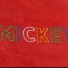 Prosop Disney pentru copii cu glugă, cu Mickey Mouse, în culoare roșie, din bumbac 100%, cu detalii negre și fața lui Mickey.