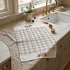 Prosop bucatarie Craciun Lucca 40x65 cm din bumbac cu carouri gri-bej si casute inzapezite