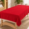 Prosop rosu din bumbac 100x180 cm rulat pe masa de masaj