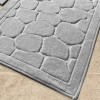 Set 2 covorase baie bumbac Tropik Home Lino gri cu model piatra embosat