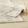 Set de 2 covorașe de baie Tac PasPas în nuanțe de bej, alb si gri, cu design elegant, plasate pe podea de baie alături de papuci