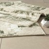 Set de 2 covorașe de baie Tac PasPas în nuanțe de bej, alb si verde, cu design elegant, plasate pe podea de baie alături de papuci