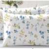 Set de două fețe de pernă cu design floral model Iria, 50x70 cm, fabricate din bumbac 100%, cu flori colorate pe fundal alb