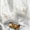 Set de 2 fețe de pernă 50x70 cm, model Ginny, cu imprimeu digital 3D cu iepurași și fluturi aurii pe fundal crem deschis.