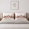 Set 2 fete de perna Craciun Koa 50x70 cm cu gnomi, casuta inzapezita, brazi si reni pe fundal crem