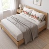 Set 2 fete de perna Craciun Koa 50x70 cm cu gnomi, casuta inzapezita, brazi si reni pe fundal crem