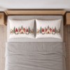 Set 2 fete de perna Craciun Koa 50x70 cm cu gnomi, casuta inzapezita, brazi si reni pe fundal crem
