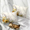 Set de 2 fețe de pernă 50x70 cm, model Mochi, cu imprimeu de iepurași, floarea-soarelui și fluturi pe fundal crem pastelat.