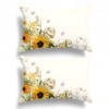 Set de 2 fețe de pernă 50x70 cm, model Mochi, cu imprimeu de iepurași, floarea-soarelui și fluturi pe fundal crem pastelat.