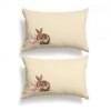 Set de 2 fețe de pernă 50x70 cm, model Maddi, cu imprimeu de iepuraș lângă un ou de Paște roz și crenguțe de salcie, pe fundal bej elegant.