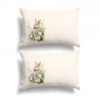 Set de 2 fețe de pernă 50x70 cm, model Vinca, cu imprimeu de iepuraș între flori delicate pe un fundal crem.