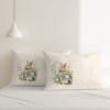 Set de 2 fețe de pernă 50x70 cm, model Vinca 3D cu imprimeu digital cu iepuraș între flori delicate pe un fundal crem.