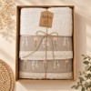 Set 2 prosoape bej Arliva Home cu broderie crengute si dantela, 50x90 si 70x140 cm