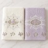 Set 2 prosoape Arliva Home 50x90 cm, ecru si lila, cu broderii florale cu trandafiri lila si dantela decorativa