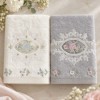 Set 2 prosoape Arliva Home 50x90 cm, ecru si gri, cu broderii florale bleu si roz si dantela decorativa
