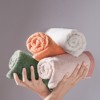 Set 4 prosoape Biscay 50x90 cm din bumbac 100%, verde bej portocaliu si alb, cu bordura texturata