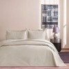 Set cuvertura TAC Harlow gri 250x260 cm cu 2 fete de perna matlasare ultrasonica model ondulat modern