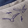 Set cuvertura jacquard albastra Lude Crown albastru First Choice cu fete de perna gri bej brodate cu pasari in zbor