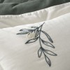 Set cuvertura jacquard verde balsam Lude First Choice cu fete de perna crem brodate cu ramuri de maslin