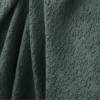 Set cuvertura jacquard verde balsam Lude First Choice cu fete de perna crem brodate cu ramuri de maslin